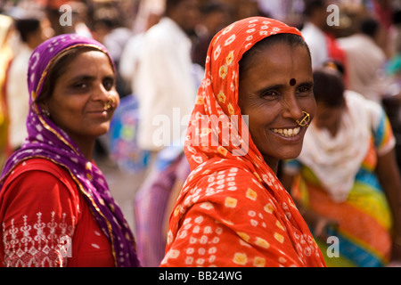 Zwei bunt gekleidete Frauen stehen zusammen auf einem Markt in der Altstadt von Ahmedabad, Gujarat Stockfoto