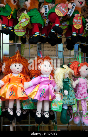 Irish Tourist Geschenke auf Regal im Shop Stockfoto