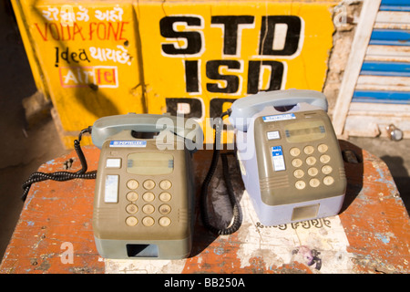 Öffentliche Telefone in der ehemaligen portugiesischen Kolonie von Diu, Indien. Die Stadt ist jetzt Teil von Indien. Stockfoto