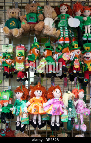 Irish Tourist Geschenke auf Regal im Shop Stockfoto