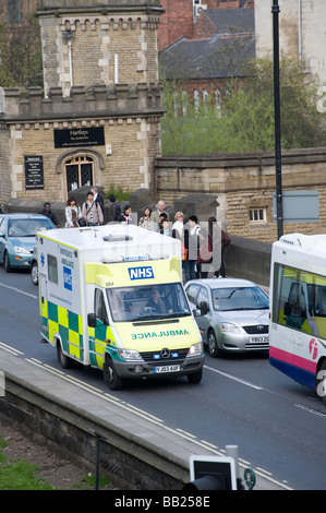 Krankenwagen durch dichten Stadtverkehr Zentrum in York Stockfoto