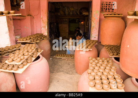 Tontöpfe für den Verkauf in der Stadt der Keramik, Bangalore, Indien. Stockfoto