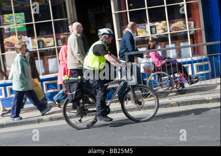 Polizei Mann patrouillierenden York Straßen der Stadt mit dem Mountainbike Yok England Stockfoto