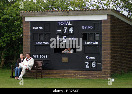 Dorf-Cricket-Anzeiger bei Lapworth, Warwickshire, England, UK Stockfoto