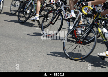 professionelle Radfahrer im Straßenrennen Straße in Stadt Stockfoto