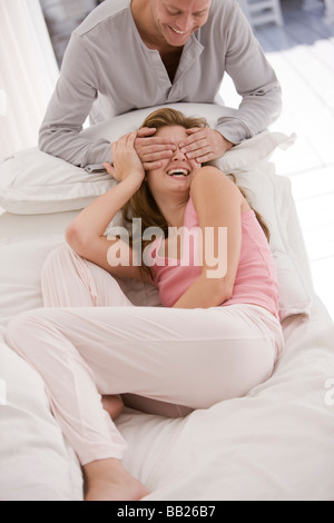 Manndeckung Augen einer Frau von hinten Stockfoto