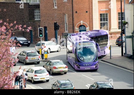 Ersten Ftr kurvenreich Bus fahren durch die Innenstadt von York in England Stockfoto