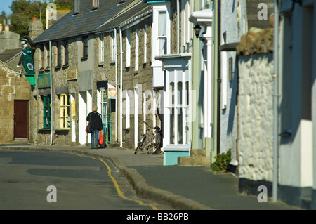 Straße in Hugh Town St Marys Isles of Scilly mit einer Person mit Shopping Tasche Stockfoto