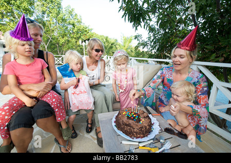 Bläst die Kerzen-Geburtstags-party Stockfoto
