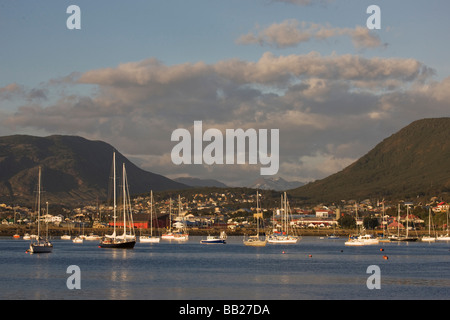 Südamerika, Argentinien, Ushuaia. Kleine Boote ankerten im Hafen bei Sonnenaufgang. Stockfoto