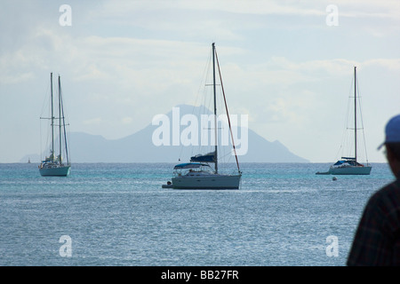 Blick auf Saba von Sint Maarten Stockfoto