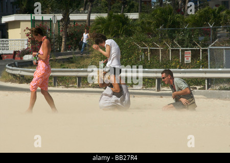 Sint Maarten Flugzeuge abheben von Princess Juliana International Airport verursacht einen Sandsturm am Maho beach Stockfoto