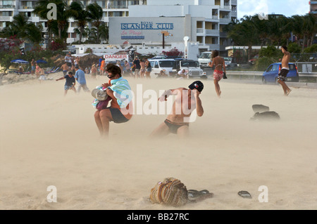 Sint Maarten Flugzeuge abheben von Princess Juliana International Airport verursacht einen Sandsturm am Maho beach Stockfoto