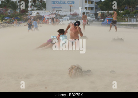 Sint Maarten Flugzeuge abheben von Princess Juliana International Airport verursacht einen Sandsturm am Maho beach Stockfoto