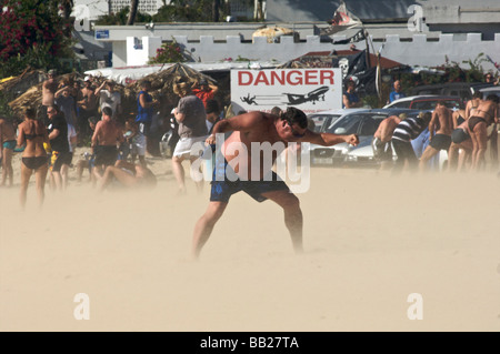 Sint Maarten Flugzeuge abheben von Princess Juliana International Airport verursacht einen Sandsturm am Maho beach Stockfoto