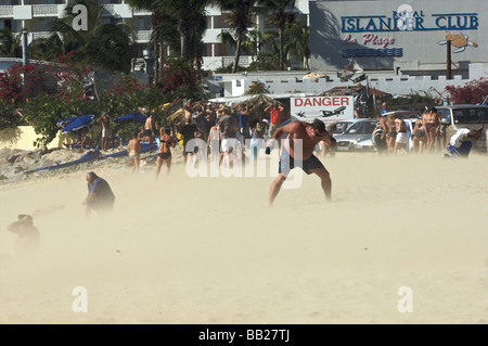 Sint Maarten Flugzeuge abheben von Princess Juliana International Airport verursacht einen Sandsturm am Maho beach Stockfoto