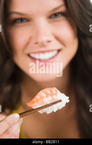 Frau Sushi-Essen Stockfoto