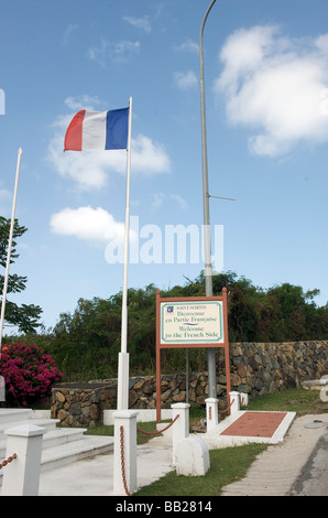 St Martin die Grenze zwischen dem französischen und dem niederländischen Teil Stockfoto