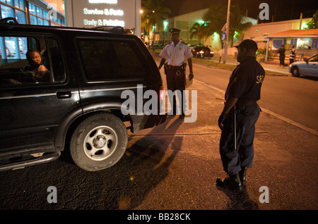 Sint Maarten Philipsburg die Null-Toleranz-Team Autos in der Nacht zu stoppen Stockfoto