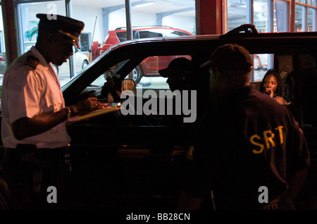 Sint Maarten Philipsburg die Null-Toleranz-Team Autos in der Nacht zu stoppen Stockfoto