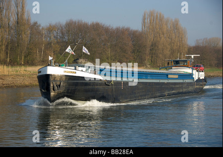 Europa, Niederlande, Gelderland, in der Nähe von Malden, Cargo Schiff Lindanja auf dem Maaswaal-Kanal Stockfoto