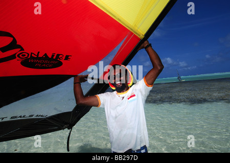 Niederländische Antillen Bonaire Lac Bay Sorobon beach ein Windsurf-Instructor Vorbereitung die Segel ein Windsurfboard Stockfoto