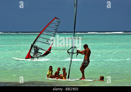 Niederländische Antillen Bonaire Lac Bay Sorobon beach ein Windsurf-Instructor Vorbereitung die Segel ein Windsurfboard Stockfoto