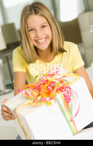 Hält einen Geburtstag anwesend und lächelnde Mädchen Stockfoto