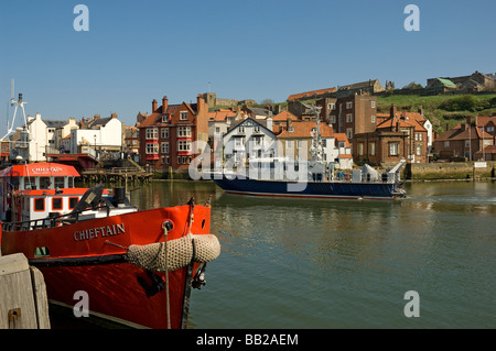 Fischerei Schutz patrol Schiff durch die Drehbrücke in Whitby, North Yorkshire England UK Vereinigtes Königreich GB Grossbritannien Stockfoto