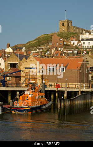 RNLI-Rettungsboot George und Mary Webb vertäut außerhalb Whitby Rettungsbootstation North Yorkshire England UK United Kingdom Stockfoto