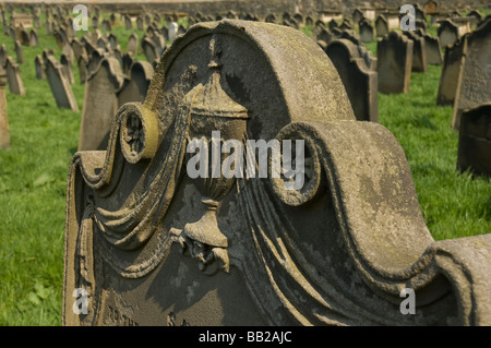 Verwitterter Kopfstein in St Marys Churchyard in Whitby North Yorkshire England Großbritannien GB Großbritannien Stockfoto