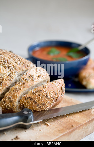 Frisches Brot mit Tomaten-Suppe im Hintergrund Stockfoto