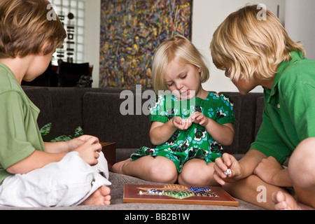 Mädchen spielen Halma mit ihren Freunden Stockfoto