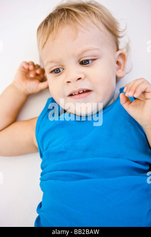 Vogelperspektive Blick auf einen kleinen Jungen auf dem Bett liegend Stockfoto