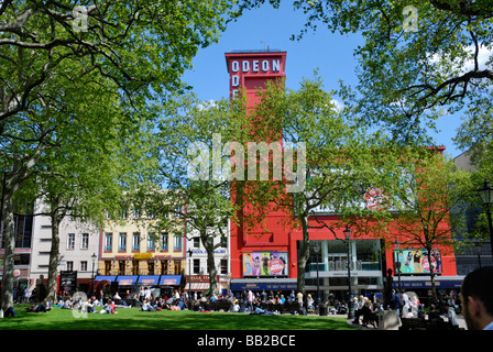 Ansicht von Leicester Square zeigt die Gärten und Odeon Kino London England Stockfoto