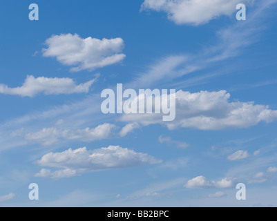 Blauer Himmel mit geschwollenen Wolken Stockfoto