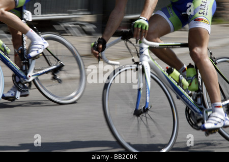 professionelle Radfahrer im Straßenrennen Straße in Stadt Stockfoto