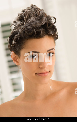 Porträt einer Frau, ihr Haar Shampoonieren Stockfoto