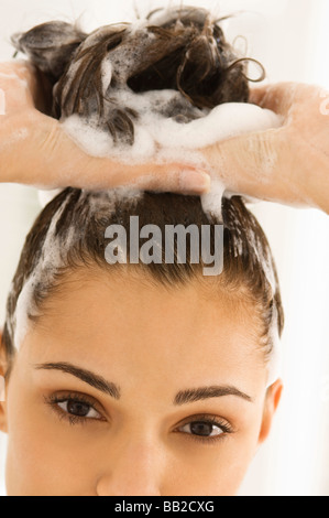 Nahaufnahme einer Frau ihr Haar Shampoonieren Stockfoto