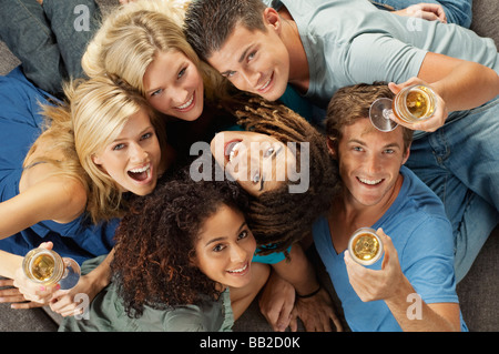 Erhöhte Ansicht von Freunden mit Wein Stockfoto