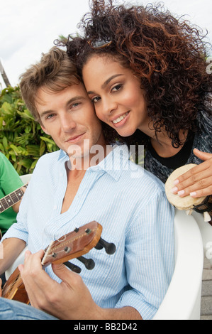 Porträt eines Paares, die Musikinstrumente spielen Stockfoto