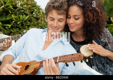 Paar Musikinstrumente spielen Stockfoto