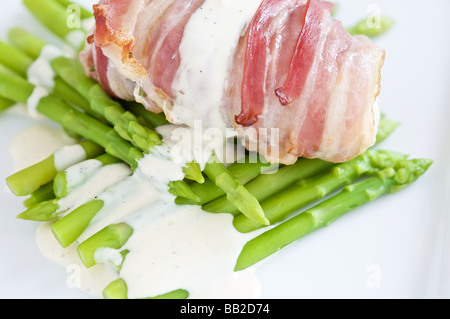 Frischer Seeteufel eingewickelt in Speck mit Zitrone Mayonaise und Spargel Stockfoto