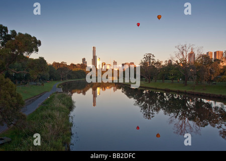 Heißluftballon über den Yarra River (mit Blick auf die CBD) bei Sonnenaufgang. Melbourne, Victoria, Australien. Stockfoto