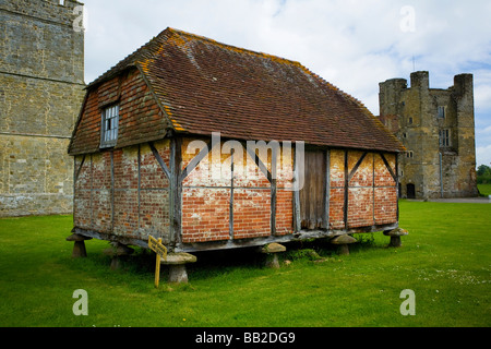 Der alte Getreidespeicher auf staddle Stein steht in Cowdray Ruinen, Midhurst, West Sussex, Großbritannien Stockfoto