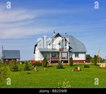 Haus Rasen blauen Himmel Stockfoto