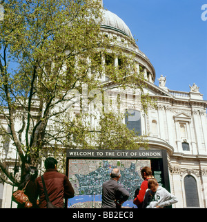 Touristen in der Nähe von St Paul s Cathedral Lesen einer Karte von London England UK Stockfoto