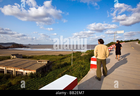 China, Zhoushan Präfektur, Shengsi Islands, Sijiao Insel. Küstenstraße, Männer zu Fuß. Stockfoto