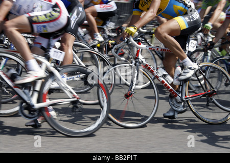professionelle Radfahrer im Straßenrennen Straße in Stadt Stockfoto