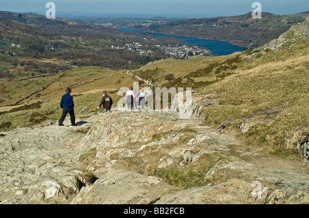 Wanderer in absteigender Reihenfolge von Snowdon in Richtung Llanberis North Wales mit dem See von Llyn Padarn im Blick. Stockfoto